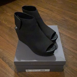 Pierre Dumas Natural-2 black open toe wedge. Size 9.